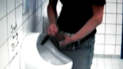 Gözəl götlü böyük bir eşşək həvəskarı qırxılmış pişiyi sikdirir