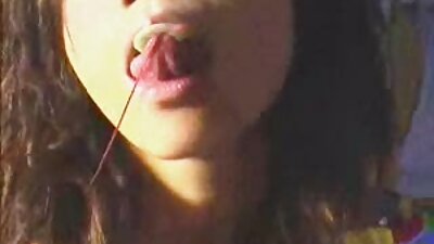 Sarışın porno ulduzu böyük sikli oğlana boğazının nə qədər dərin olduğunu göstərir