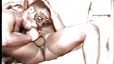Solo videoda zəncəfil yarığını mastürbasyon edən qırmızı dildodan istifadə edir